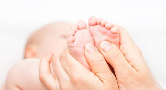 massage pieds de bébé