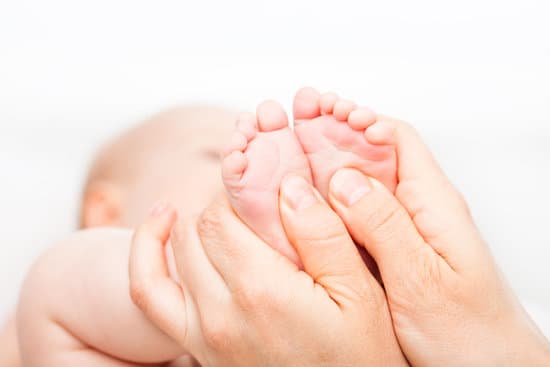 massage pieds de bébé
